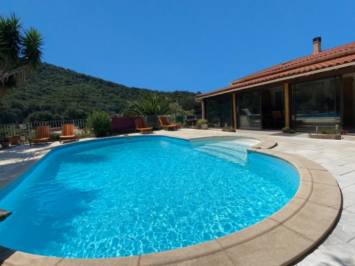 VILLA AVEC PISCINE, CARPORT, PARKINGS, ATELIERS, STUDIO AVEC JARDIN, APPARTEMENT T3 AVEC PISCINE ET JARDIN