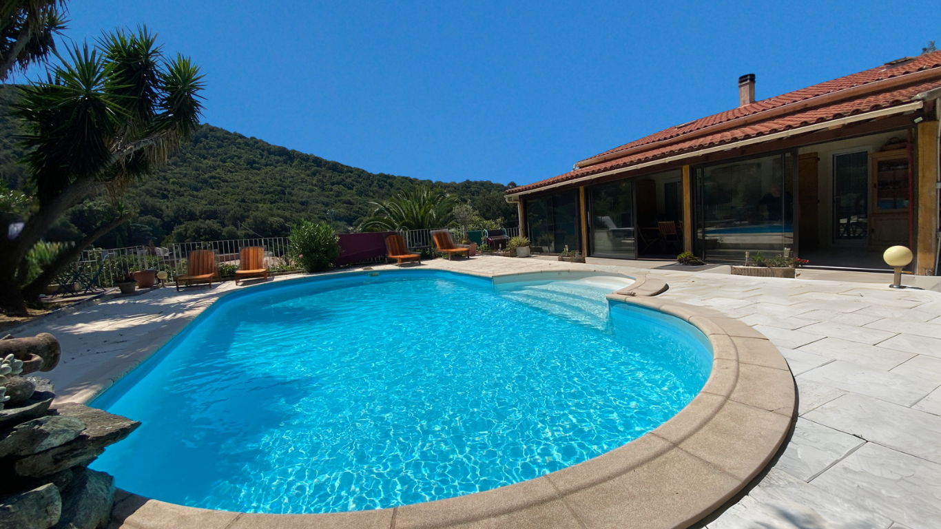 VILLA AVEC PISCINE, CARPORT, PARKINGS, ATELIERS, STUDIO AVEC JARDIN, APPARTEMENT T3 AVEC PISCINE ET JARDIN