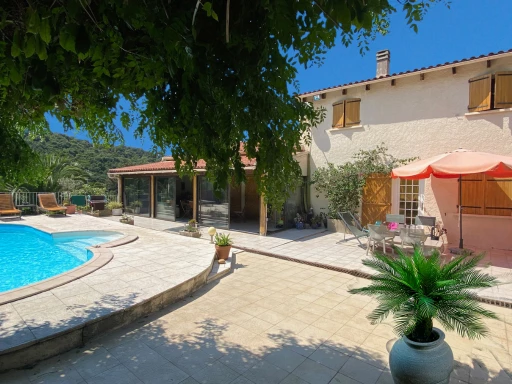 VILLA AVEC PISCINE, CARPORT, PARKINGS, ATELIERS, STUDIO AVEC JARDIN, APPARTEMENT T3 AVEC PISCINE ET JARDIN
