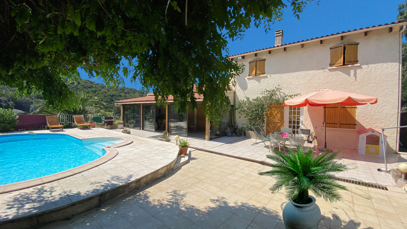 VILLA AVEC PISCINE, CARPORT, PARKINGS, ATELIERS, STUDIO AVEC JARDIN, APPARTEMENT T3 AVEC PISCINE ET JARDIN