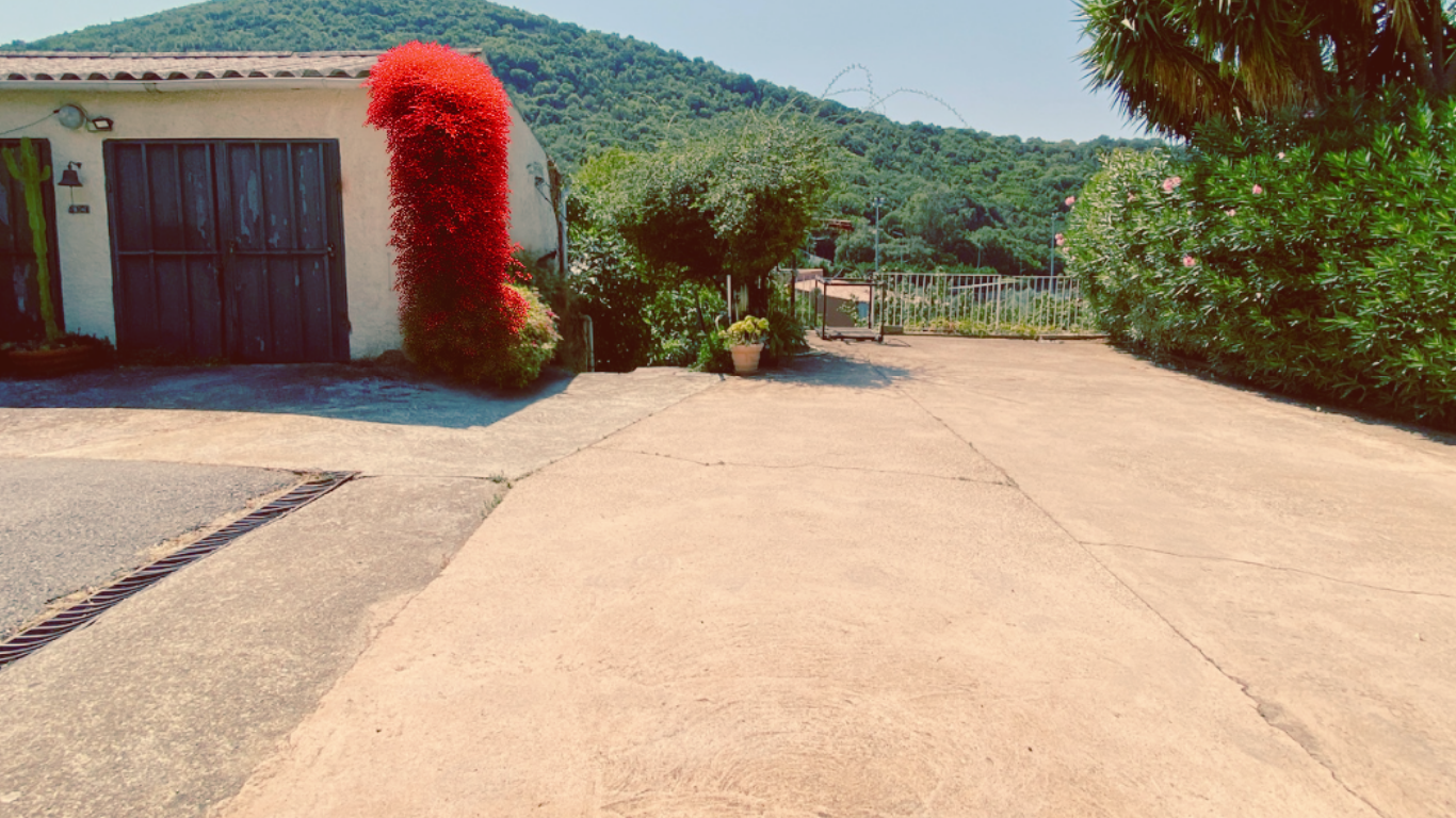 VILLA AVEC PISCINE, CARPORT, PARKINGS, ATELIERS, STUDIO AVEC JARDIN, APPARTEMENT T3 AVEC PISCINE ET JARDIN