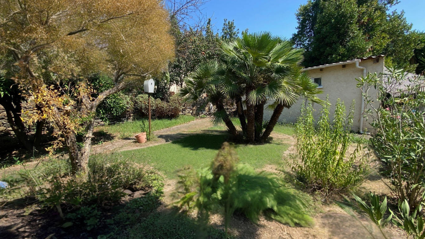 VILLA AVEC PISCINE, CARPORT, PARKINGS, ATELIERS, STUDIO AVEC JARDIN, APPARTEMENT T3 AVEC PISCINE ET JARDIN
