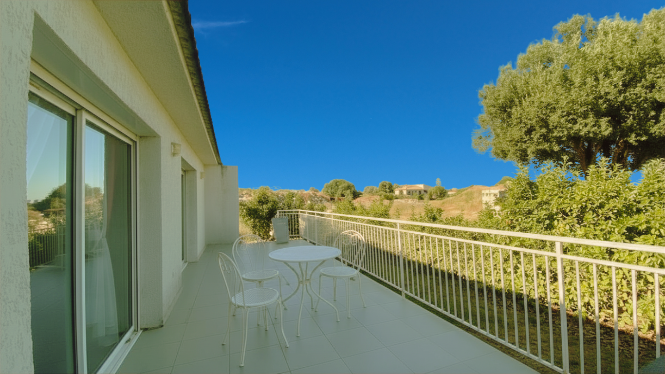 MAISON MITOYENNE DE PLAIN PIED AVEC JARDIN, TERRASSE ET CAVE.