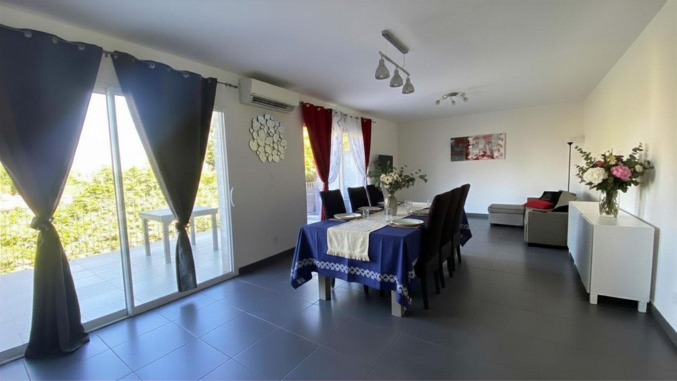 MAISON MITOYENNE DE PLAIN PIED AVEC JARDIN, TERRASSE ET CAVE.