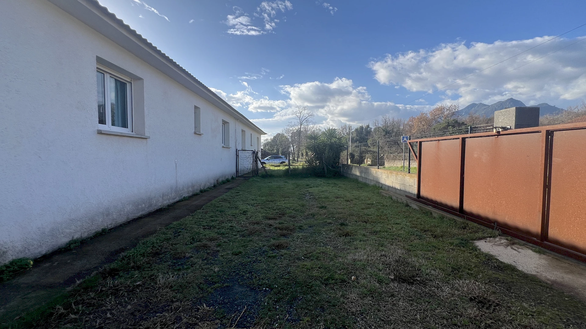 MAISON MITOYENNE DE PLAIN PIED AVEC JARDIN, TERRASSE ET CAVE.