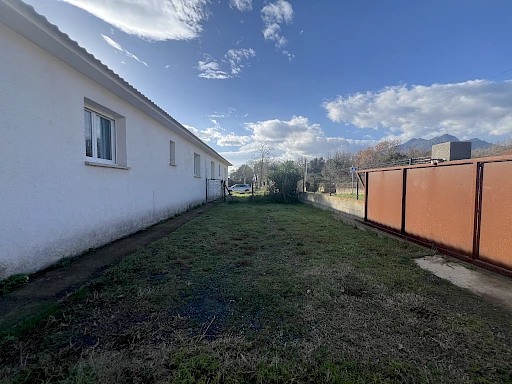 MAISON MITOYENNE DE PLAIN PIED AVEC JARDIN, TERRASSE ET CAVE.