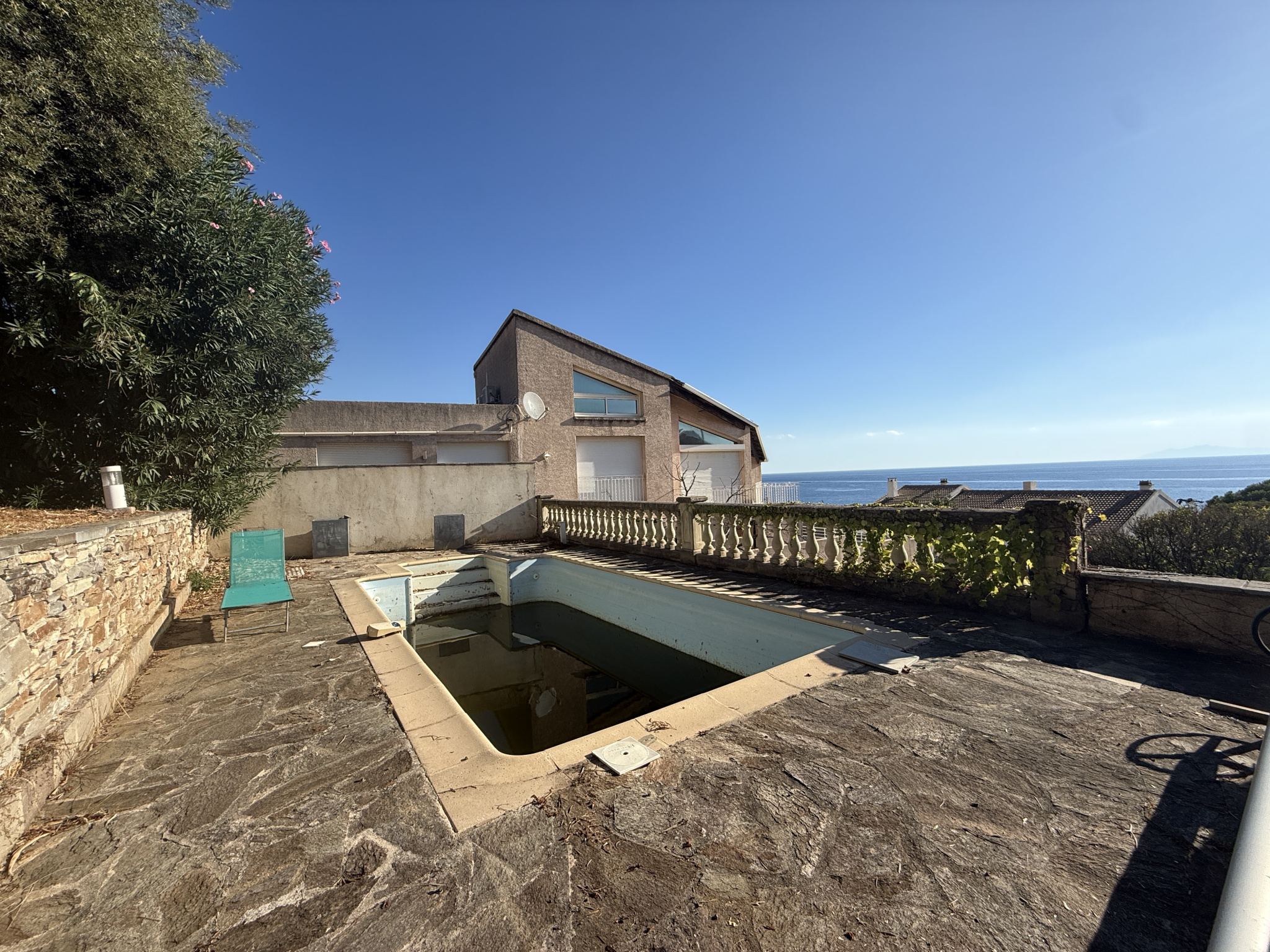 Villa individuelle sur un terrain de 2038m2 à SAN MARTINO DI LOTA (Entrée du cap)